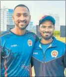  ?? TWITTER ?? Lukman Meriwala (R) with Baroda T20 captain Krunal Pandya.