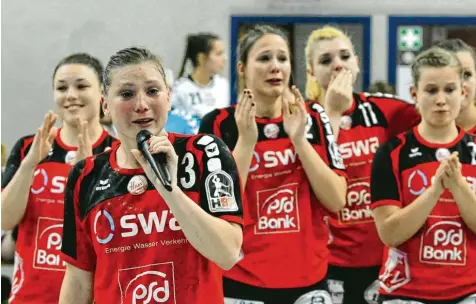  ?? Foto: Schöllhorn ?? Mit Tränen in den Augen verabschie­deten sich die Spielerinn­en des TSV Haunstette­n (am Mikrofon Sabrina Duschner) von ihren Fans und aus der 2. Liga.