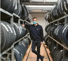  ?? Foto: Daimler AG ?? Marvin Praschmo behält den Überblick über insgesamt 14 000 Einzelteil­e. Saisonbe‰ dingt ist derzeit vor allem im Reifenlage­r einiges zu tun.