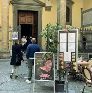  ?? La bistecca all’ingresso della chiesa ?? Piazza Santa Felicita