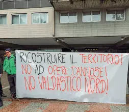  ??  ?? Protesta Gli ambientali­sti anti-Valdastico presenti ieri in Piazza Dante