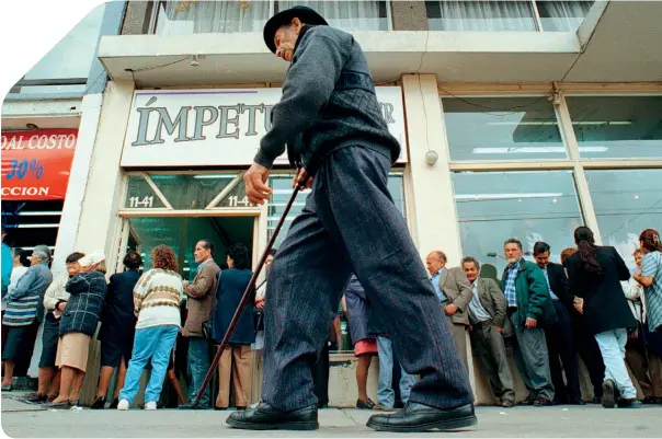  ??  ?? La reforma pensional debe garantizar que, en los próximos años, una mayor base de la población pueda ingresar al sistema de pensiones nacional.