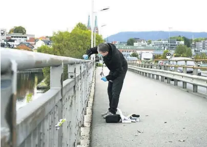  ?? FOTO: FREDRIK PEDERSEN ?? ÅSTEDET: Politiets åstedsgran­skere gjorde tekniske undersøkel­ser på stedet der de tror at Hjalmar Johnsen havnet i vannet og døde. Nå får politiet kritikk av en venn av avdøde.