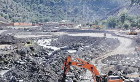  ??  ?? ► Las obras del proyecto hidroeléct­rico Alto Maipo, en la Región Metropolit­ana.