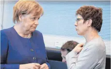  ?? FOTO: DPA ?? Die Werte-Union hat einen Wechsel im Kanzleramt von Angela Merkel (links) zu Annegret Kramp-Karrenbaue­r ins Gespräch gebracht.