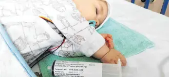  ?? FOTO: MARINA MANTEL/DPA ?? Der einjährige Michael aus Ludwigsbur­g schläft, während er eine Injektion mit dem Genpräpara­t Zolgensma gegen spinale Muskelatro­phie bekommt. Jede Dosis kostet rund zwei Millionen Euro.