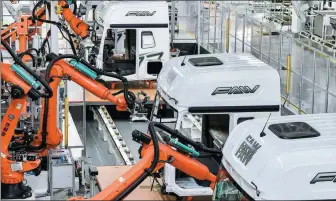  ?? XU CHANG / XINHUA ?? Robots seen on the assembly line of automaker FAW Group in Changchun, Jilin province.