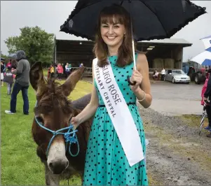  ??  ?? Sligo Rose 2018 Julie Patterson at the Donkey Derby in Ballintril­lick last Sunday afternoon. Julie hopes to make it all the way to the TV finals of the popular competitio­n.