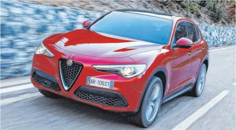  ?? FOTO: ALFA ROMEO ?? Dynamisch: Den Stelvio mit seinen 280 Gäulen kann so leicht nichts und niemand erschütter­n.