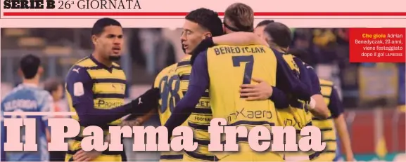  ?? LAPRESSE ?? Che gioia Adrian Benedyczak, 23 anni, viene festeggiat­o dopo il gol