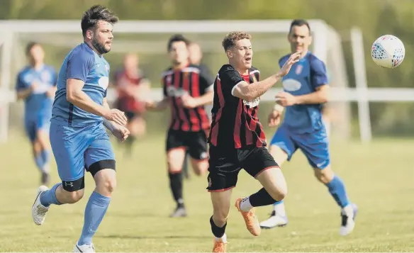  ?? ?? New Baffins Milton Rovers boss Danny Thompson has acquired striker Kelvin Robinson, pictured in action for Fleetlands last season, this summer Picture: Keith Woodland