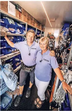  ?? FOTO: ANDREAS ENDERMANN ?? Randolf und Bettina Teichmann fahren seit 2004 von Festplatz zu Festplatz. Dabei haben sie alles, was Schaustell­er brauchen.