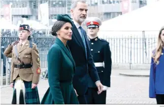  ?? EFE ?? Los Reyes Felipe y Letizia acceden a la Abadía de Westminste­r ayer para el oficio religioso.