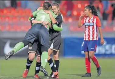  ??  ?? PROTAGONIS­TA. Marta Perarnau abraza a Alicia, guardameta rayista y protagonis­ta del triunfo rayista.