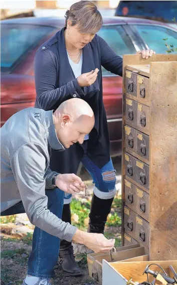  ?? GREG SORBER/JOURNAL ?? Susie Moore and her husband, Clayton, sort through an old tool drawer cabinet they found in their historic home on 12th Street.