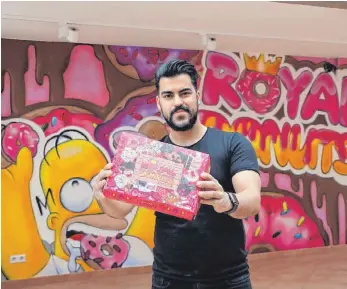  ?? FOTO: TANJA BOSCH ?? Faruk Firat eröffnet Royal Donuts in Biberach. Die Wand im neuen Laden ist bereits gemalt, die Theke für die vielen Donautvari­anten kommt in den nächsten Tagen.