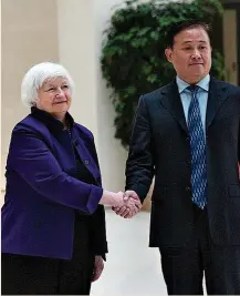  ?? ?? La secretaria del Tesoro de Estados Unidos, Janet Yellen, y el gobernador del Banco Popular de China, Pan Gongsheng, ayer en Pekín.