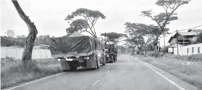  ??  ?? PERLU TINDAKAN: Pihak berkuasa diseru mengambil tindakan terhadap pemandu yang memarkirka­n lori di tepi jalan hingga menyebabka­n jalan raya dua lorong ini berisiko tinggi kepada pemandu lain.