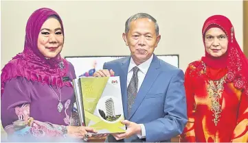  ?? — Bernama photo ?? Public Accounts Committee (PAC) chairman Datuk Hassan Ariffin (centre) and Auditor-General Tan Sri Dr Madinah Mohamad (left) show the AG’s report (LKAN) 2016 Series 1 after a press conference at Parliament House. At right is Dewan Rakyat secretary...