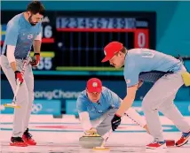  ??  ?? John Shuster (al centro), 35 anni, lancia lo stone nella finale GETTY