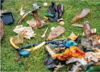  ?? Foto: Heiko Junge / NTB scanpix ?? Plastsøppe­l som kronprins Haakon plukket opp fra havbunnen etter et dykk med WWF utenfor Sjøstrand i Asker i fjor.