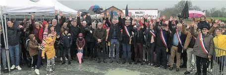  ?? | PHOTO : OUEST-FRANCE ?? Environ 150 personnes ont participé au rassemblem­ent en faveur de la halte ferroviair­e, au Champ-Saint-Père, le samedi 18 mars.