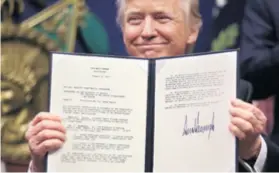  ??  ?? Trumpov početak mandata obilježilo je potpisivan­je spornih dekreta