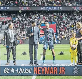  ?? FOTO: EFE ?? Neymar, con Nasser Al-Khelaifi en su presentaci­ón con el PSG el 5 de agosto