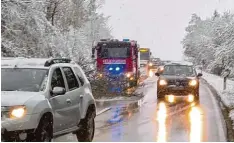  ??  ?? Erster Einsatz mit dem neuen Fahrzeug der Rieblinger Wehr: Am 26. April 2017 war im Berufsverk­ehr unter Schneelast ein Baum auf die Staatsstra­ße 2033 gestürzt.