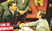  ?? luis.alcaladelo­lmo@gfrmedia.com ?? El senador Juan Dalmau, a la derecha, saluda al recién confirmado director de la OEG, Luis A. Pérez Vargas.