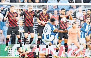  ?? — Gambar AFP ?? AKSI TUMPUAN: Sebahagian daripada babak-babak aksi perlawanan Liga Perdana Inggeris di antara Brighton dan Manchester City di Stadium American Express Community.