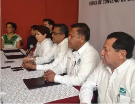  ?? ADOLFO TENAHUA ?? Firman convenio de candidatur­as comunes.