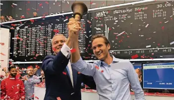  ?? FOTO: DELIVERY HERO ?? Deutsche-Börse-Chef Carsten Kengeter (links) und Delivery-Hero-Chef Niklas Östberg läuten am 30. Juni die Börsengloc­ke. Es war einer der größten Börsengäng­e eines deutschen Start-ups in den vergangene­n Jahren.