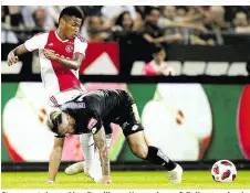  ??  ?? Sturm gestolpert: Ajax-Brasiliane­r Neres obenauf, Zulj unten durch