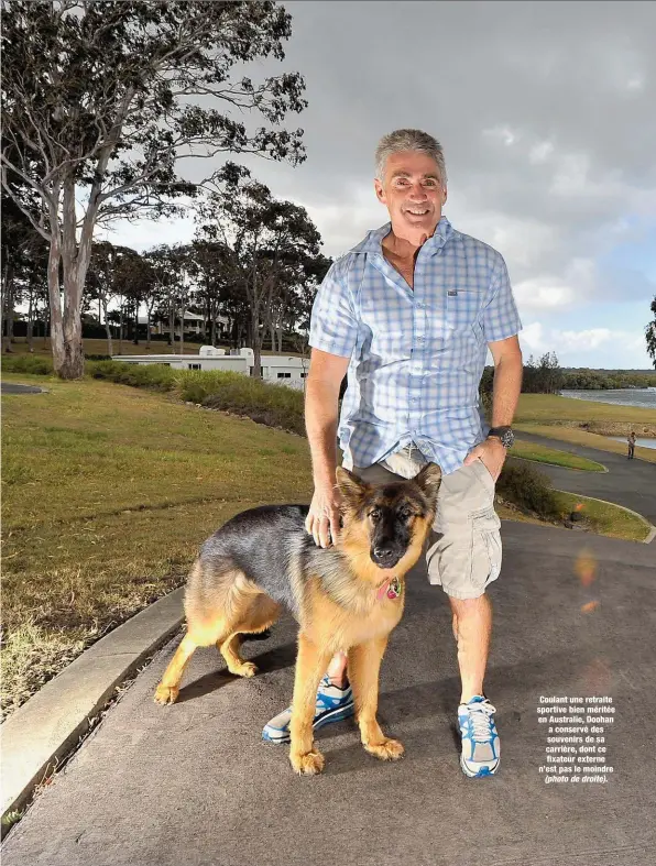  ??  ?? Coulant une retraite sportive bien méritée en Australie, Doohan a conservé des souvenirs de sa carrière, dont ce fixateur externe n’est pas le moindre (photo de droite).