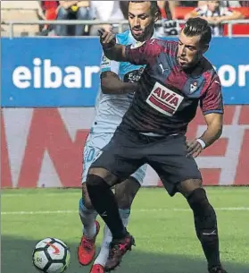  ?? FOTO: EFE ?? Sergi Enrich protege el balón en el partido que el Eibar jugó ante el Deportivo
