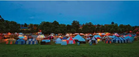  ?? Foto: Feil ?? Bunte Zeltstadt In der Dämmerung sah das Lager auf der Mindelheim­er Schwabenwi­ese richtig romantisch aus. Die Landsknech­te und ihre Gäste hatten es sich in den bunten Zelten eingericht­et und trotzten gemeinsam dem Regen.