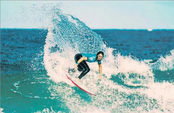  ?? FOTO: EFE/WSL ?? En acción
Leticia Canales surfea sobre una ola durante la disputa del Sydney Surf Pro en Australia