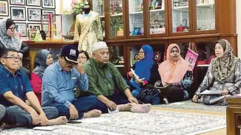  ??  ?? HAMISA (kanan) pada majlis perjumpaan bersama jentera BN di Pusat Daerah Mengundi (PDM) Tanjung Batu, di Tawau.