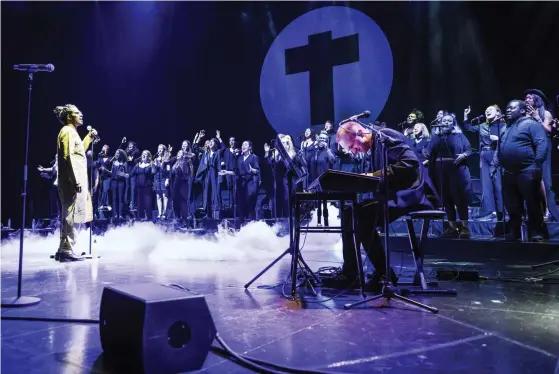  ?? FOTO: ARI LUOSTARINE­N ?? Tensta Gospel Choir från de tuffa nordvästra förorterna i Stockholm är plattforme­n där många kvinnor i dagens svenska musikindus­tri har tagit sats.