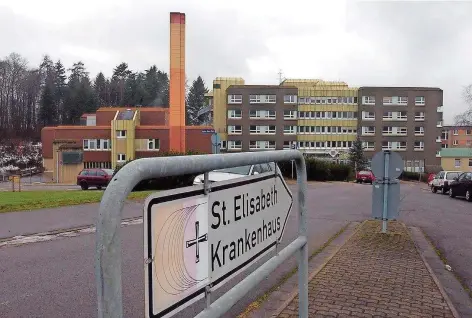  ?? FOTO: SZ ?? Seit die katholisch­e Marienhaus GmbH bekanntgeg­eben hat, die Elisabeth-Klinik in Wadern (im Foto) aus finanziell­en Gründen zu schließen, gab es viele Diskussion­en in Politik und Bevölkerun­g. Vor allem Hochwald-Bewohner beklagen zu wenig politische­s...