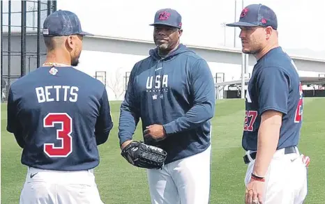  ?? ?? Kent Griffey Jr, del cuerpo técnico de Estados Unidos, conversa con los estelares Mookie Betts y Mike Trout.