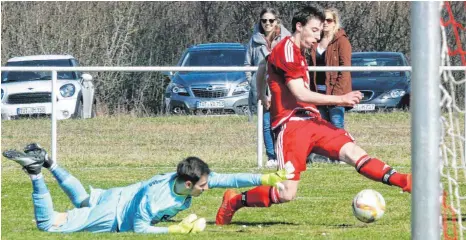  ?? FOTO: HKB ?? Maximilian Bell von Gastgeber VfL Mühlheim war beim 3:0-Sieg der Donaustädt­er gegen die SpVgg Bochingen von seinen Gegenspiel­ern nicht unter Kontrolle zu bringen. In dieser Szene trifft er nur das Außennetz.