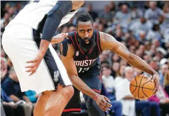  ?? Karen Warren / Houston Chronicle ?? James Harden (der.), durante la reciente serie de los Rockets contra los Spurs