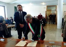  ??  ?? La firma Il sindaco di Affi, Bonometti, «acquista» il rifugio antiatomic­o