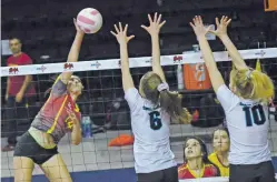  ?? DYLAN BIDA/RIO GRANDE SUN ?? Española Valley senior Chloe Fell, left, fires a shot into the front-line defense of Santa Teresa blockers Lexis Blount, center, and Julianna Gough during Friday’s quarterfin­als of the Class 4A State Volleyball Tournament in Rio Rancho. The Lady Sundevils were no match for the Desert Warriors, losing in three games.