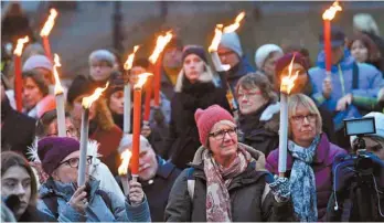  ?? JONAS EKSTROMER TT NEWS AGENCY / AFP ?? En Suède, des dizaines de milliers de personnes ont rejoint le mouvement MeToo. Sur la photo, une manifestat­ion d’appui aux victimes d’agressions sexuelles.