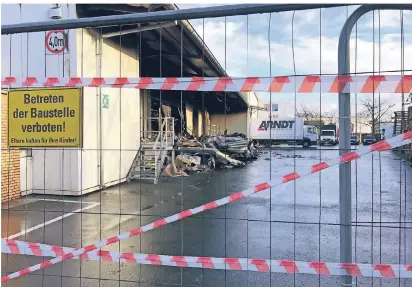  ?? RP-FOTOS: KRONEMEYER  ?? So sah der Brandort am Montag noch aus – fast genauso wie während des Brandes vor vier Wochen. In den nächsten Tagen will ein Abbruchunt­ernehmen damit anfangen, die Reste der Halle abzureißen und zu entsorgen.