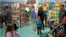  ??  ?? Une salle de classe transformé­e en musée éphémère.