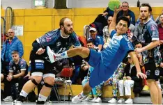  ?? Foto: Elmar Knöchel ?? Nico Muliyanto (am Ball) behielt mit den Bobinger Handballer­n gegen Gersthofen die Oberhand.